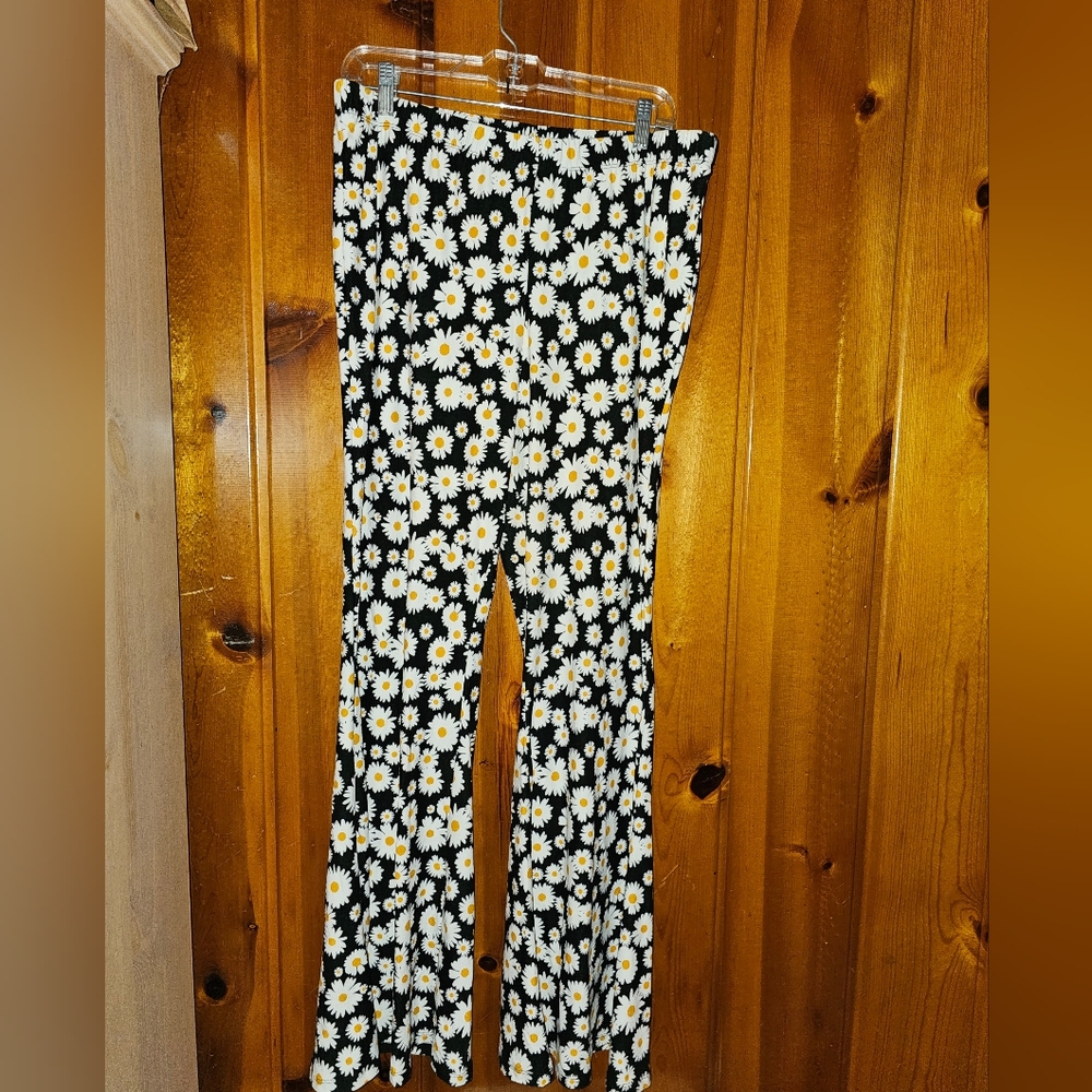 Flared Daisy Pattern Pants. - image 5